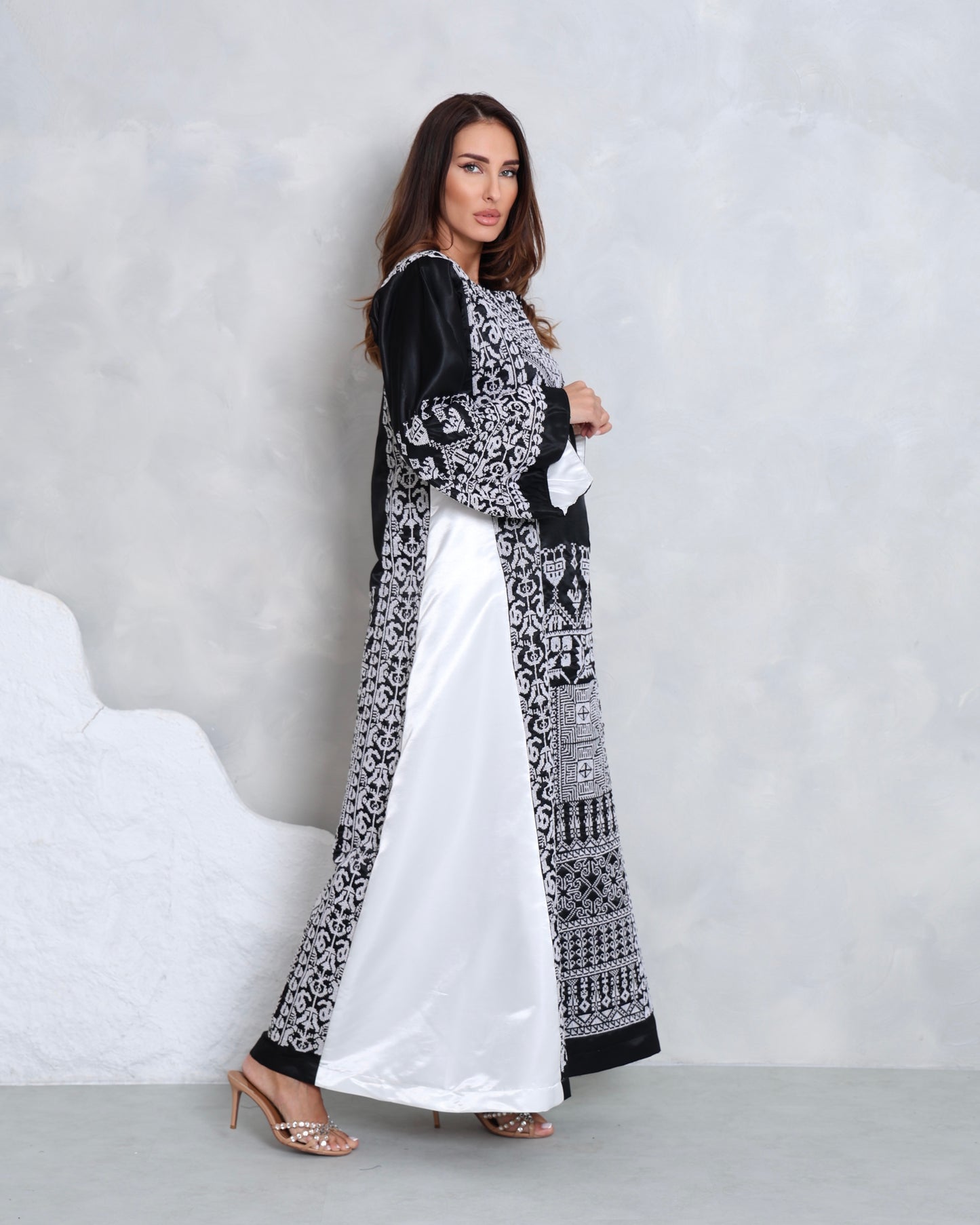 Black & White Hand Embroidered Thobe