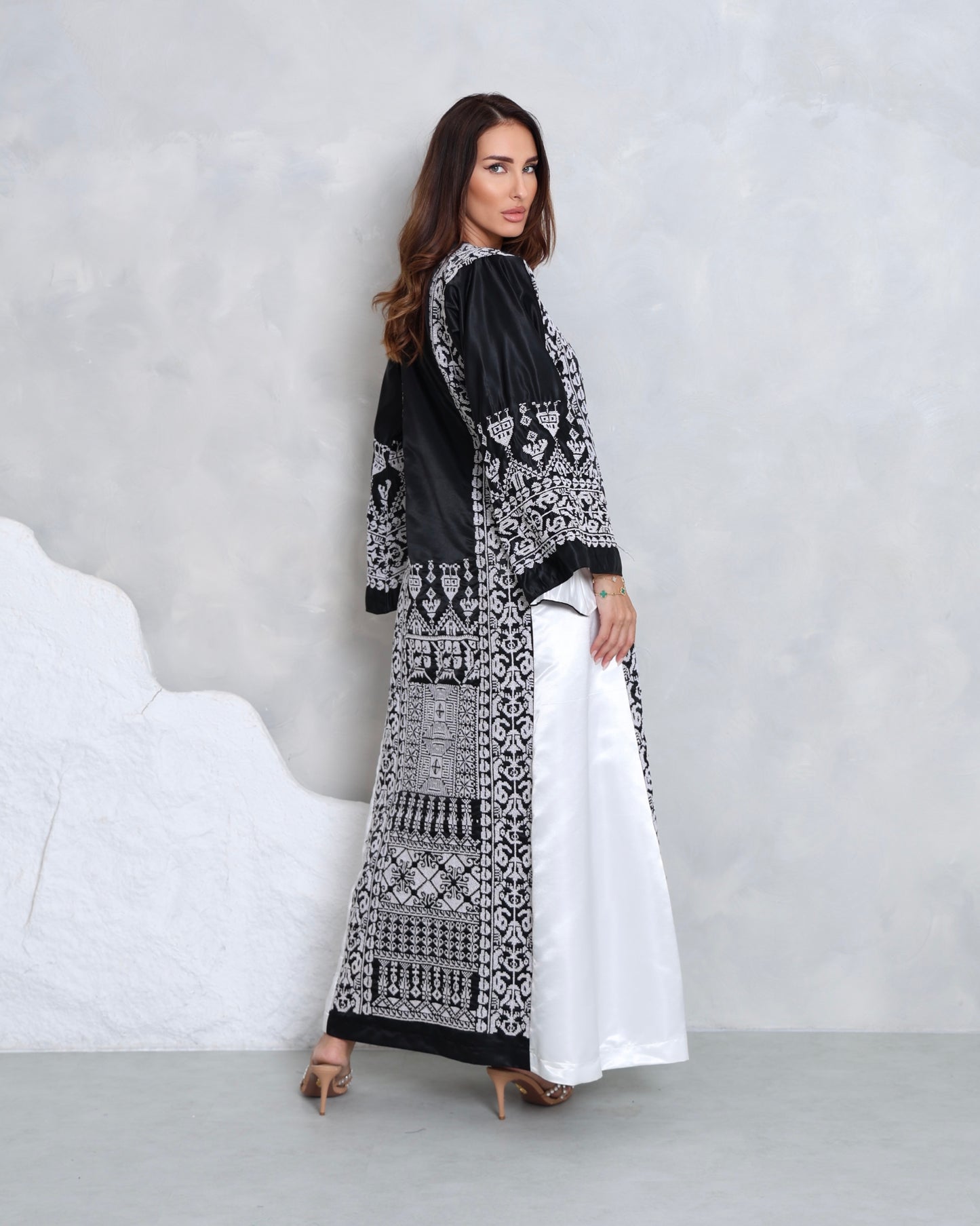 Black & White Hand Embroidered Thobe